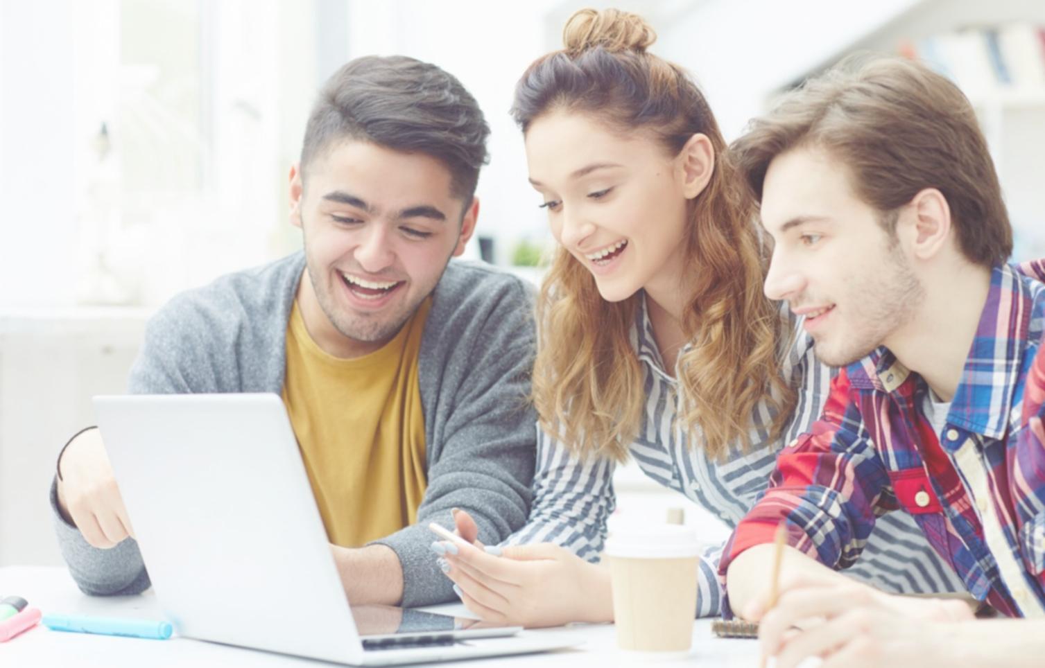 Equipo de divosivaloles trabajando en análisis financiero